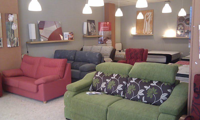 Sofás y butacas expuestos en el showroom de Sofa Diseño